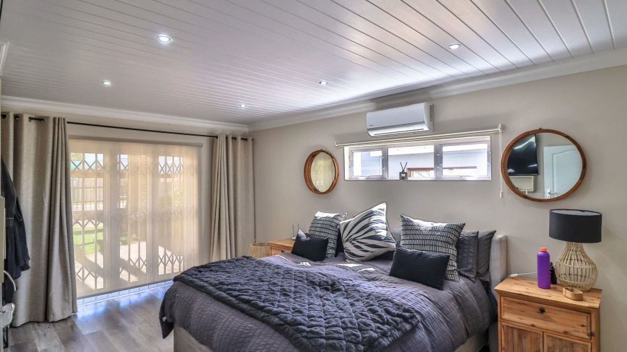 6 Bedroom Property for Sale in Heiderand Western Cape